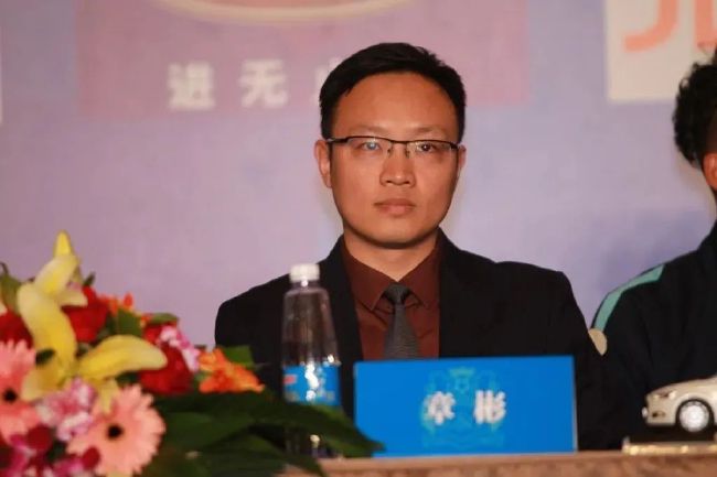 风琴师掏看着手表，计算仪式还要拖延多久，透露出整个程序的丝轻浮意味。
